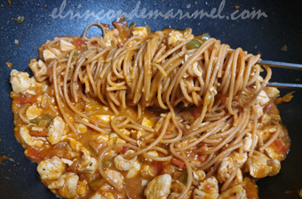 pasta de lentejas con pollo al curry rojo