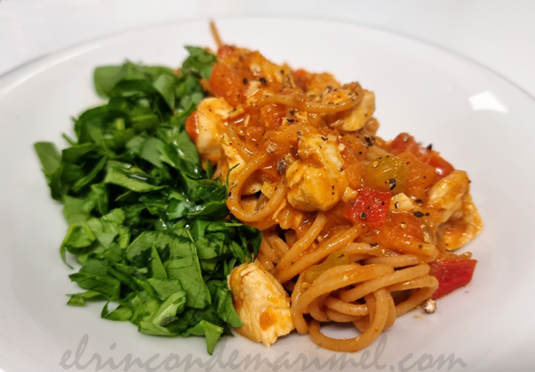 pasta de lentejas con pollo al curry rojo