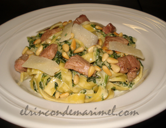 pasta con espinacas y pato con crema de gorgonzola