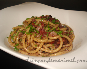espaguetis con salazones y tomates secos
