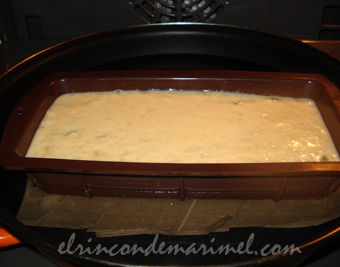 pastel de arroz con leche y frutas escarchadas