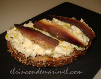 tosta con crema de patata y sardinas marinadas