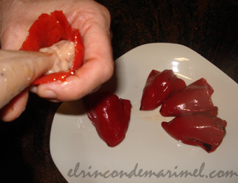pimientos de piquillo rellenos de calamar y langostinos