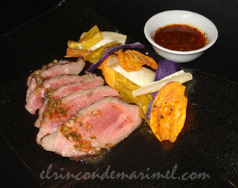 presa ibérica con chimichurri y chips variados