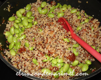 quinoa con edamame y alcachofas