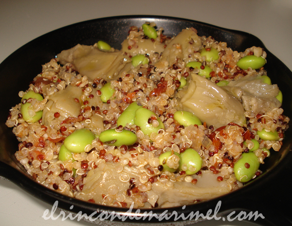 cazuela de quinoa con edamame y alcachofas