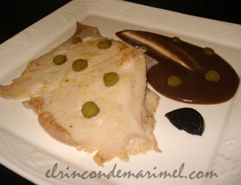 raya a la manteqilla tostada con cremoso de ajo negro