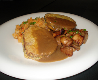 redondo con hongos y patatas machacadas