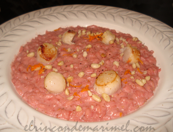 risotto de remolacha con vieiras y pi&ntilde;ones