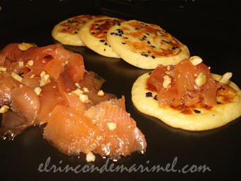 salmón marinado con blinis de patata y puerro