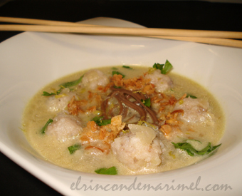 sopa tailandesa de pescado al curry