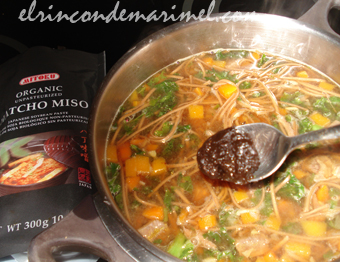 sopa de zancarrón y kale con toques asiáticos
