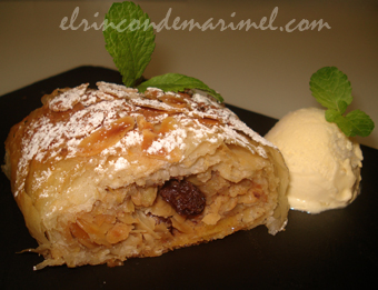 strudel de manzana, pasas y almendras