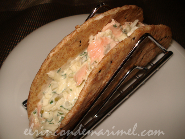 taco con ensalada de apionabo, manzana y salmón con salsa remoulade
