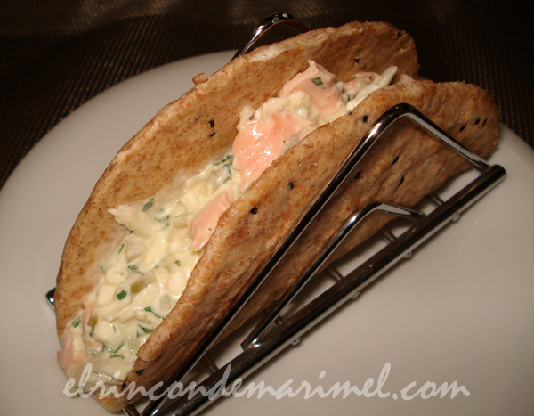 taco con ensalada de apionabo, manzana y salmón con salsa remoulade
