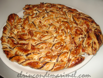 tarta espiral de hojaldre rellena de turrón