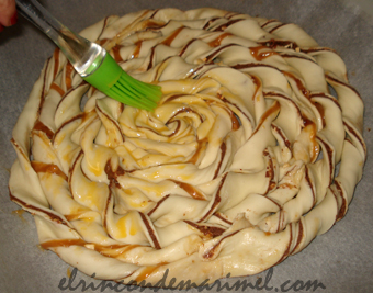 tarta espiral de hojaldre rellena de turrón