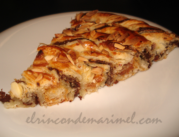 tarta espiral de hojaldre rellena de turrón