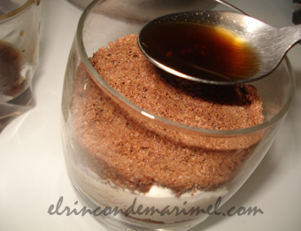 mojar bizcocho con café