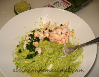 aguacate con langostinos