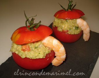 tomates rellenos de quinoa, aguacate y langostinos