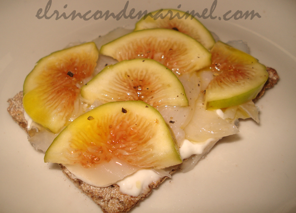 tosta de bacalao ahumado con higos