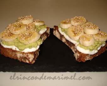 tostada de pan de centeno con queso fresco, aguacate y plátano