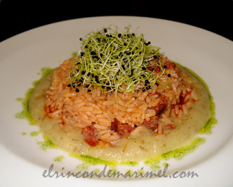 arroz con chorizo sobre puré de pera