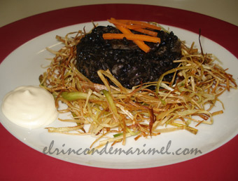arroz negro sobre nido de puerro frito