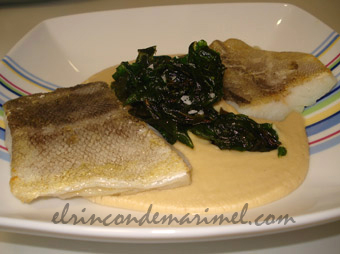bacalao confitado sobre crema de garbanzos y espinacas fritas