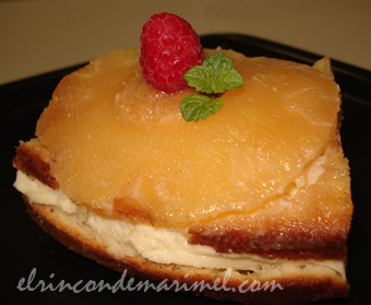 corona de bizcocho con crema de piña