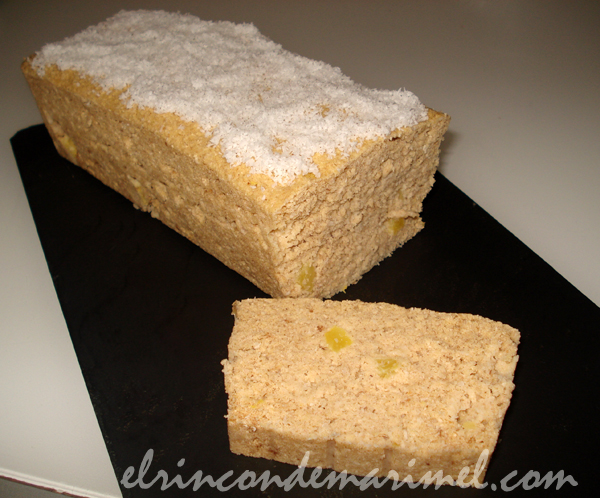 bizcocho de piña y coco en el microondas
