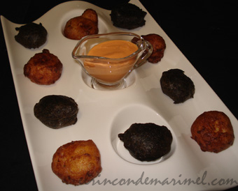 buñuelos de bacalao con salsa de piquillo