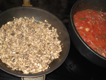 rehogamos los championes y hacemos la salsa de tomate