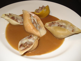 caracolas rellenas de carrilleras con pera