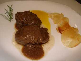 carrilleras ibericas con pure de maracuya y chips de yuca