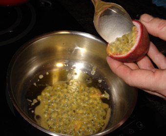 sacamos la pulpa a la fruta de la pasion