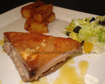 cochinillo confitado con salsa de naranja
