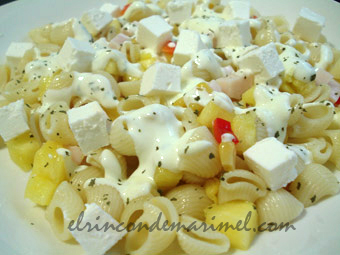 ensalada de pasta con pia y alio de yogur