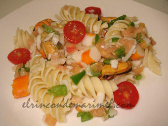 ensalda de pasta con salpicon de marisco
