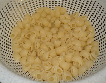 escurrimos la pasta con ayuda de un colador