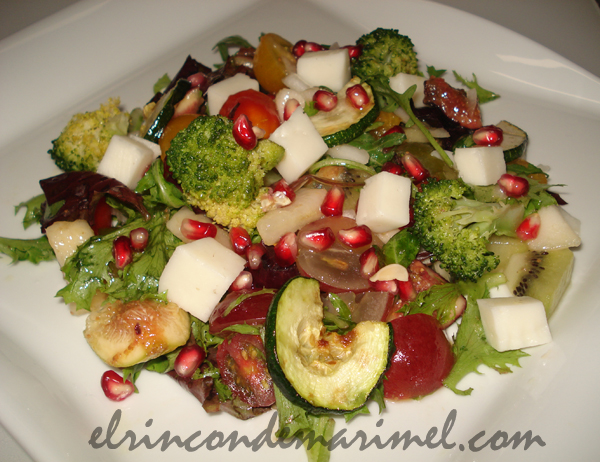 ensalada de frutas frescas y verduras templadas