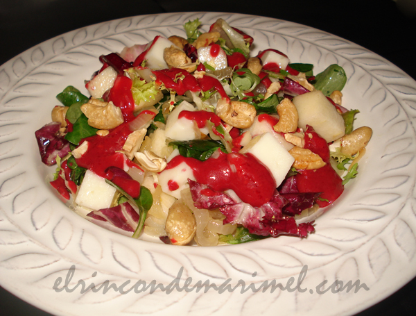 ensalada de pera y queso de cabra con vinagreta de frambuesas