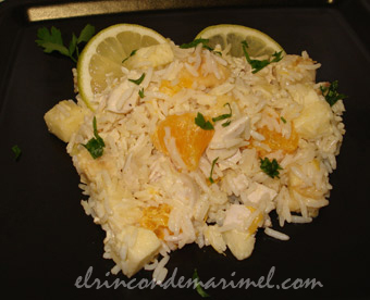 ensalada oriental de arroz, frutas y pollo