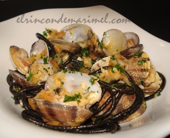 espaguetis con almejas a la marinera