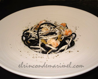 espaguetis con gulas y langostinos