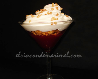 copa de gelatina de frambuesas con mousse de queso