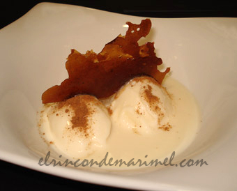 Helado de arroz con leche sobre licor de leche merengada