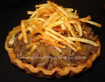 tartaletas de higado con cebolla caramelizada y patatas paja