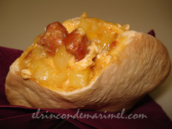 Bocadillo de huevos rotos con patatas fritas y chistorra